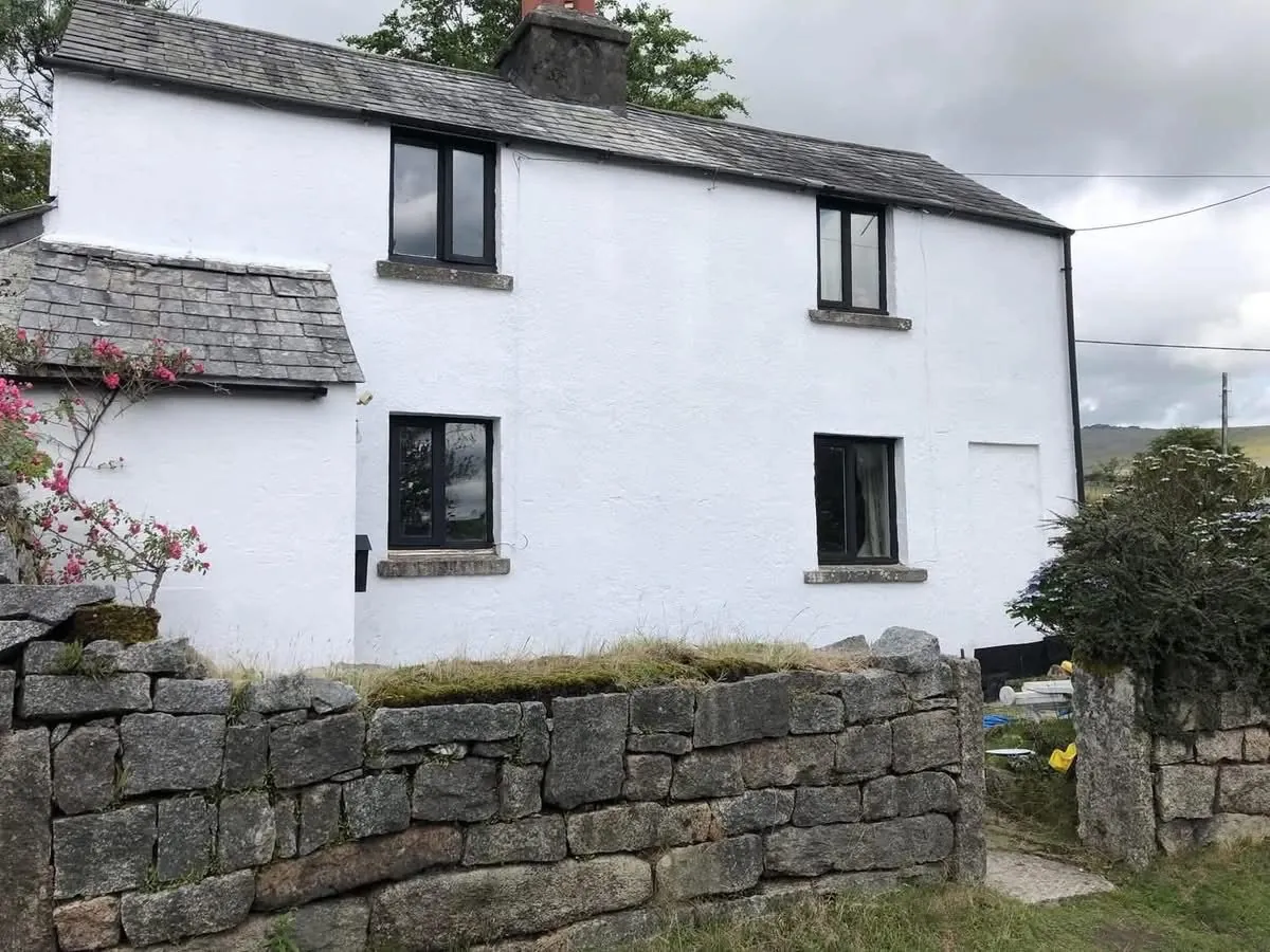 Render repair and exterior repaint of a cottage in Barnstaple